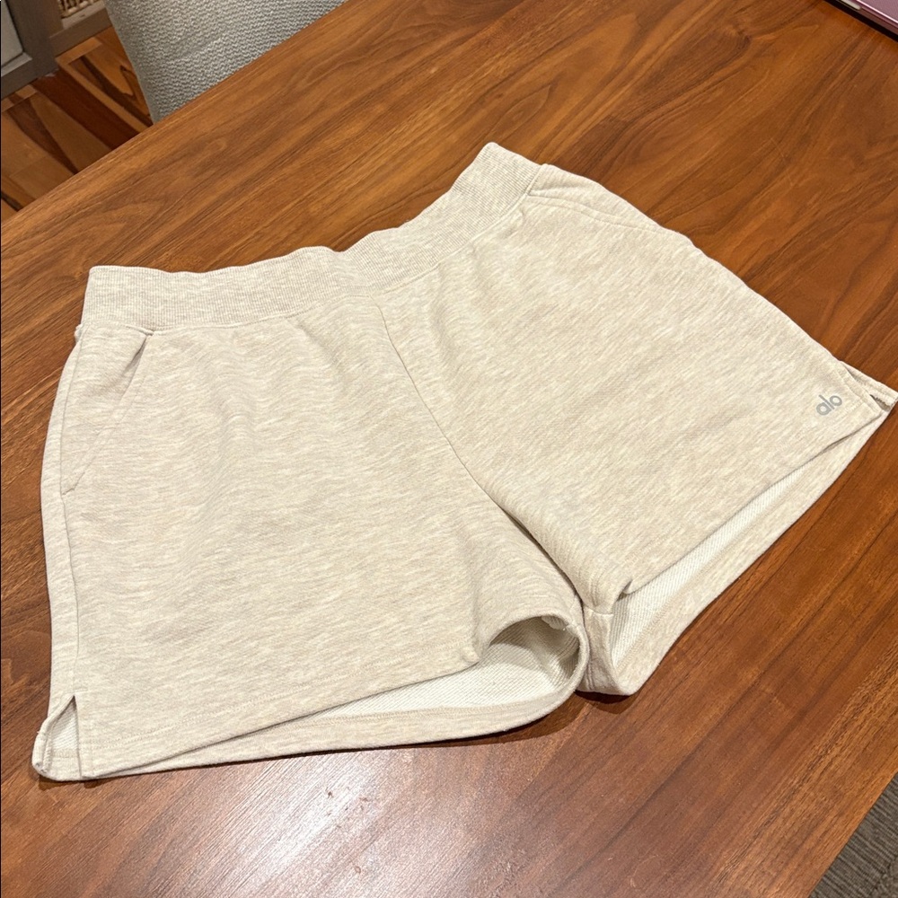Alo Low Key Sweat Short in Oatmeal Heather Size Medium - Picture 5 of 10